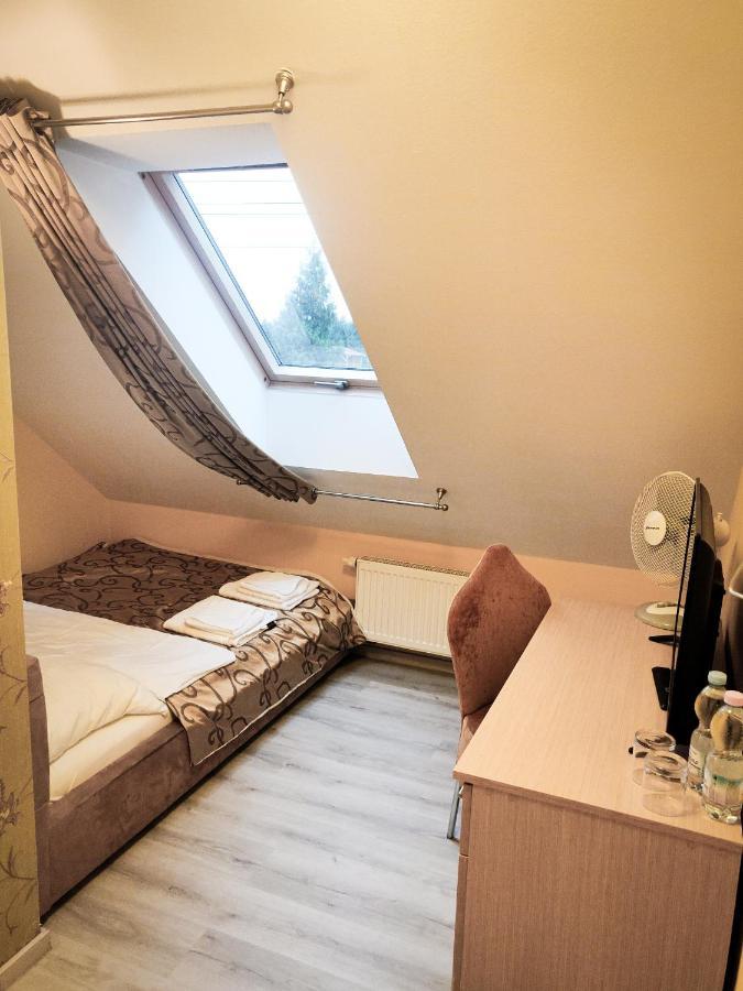Hotel Dom Weselny Pod Kasztanem Luban Exterior foto